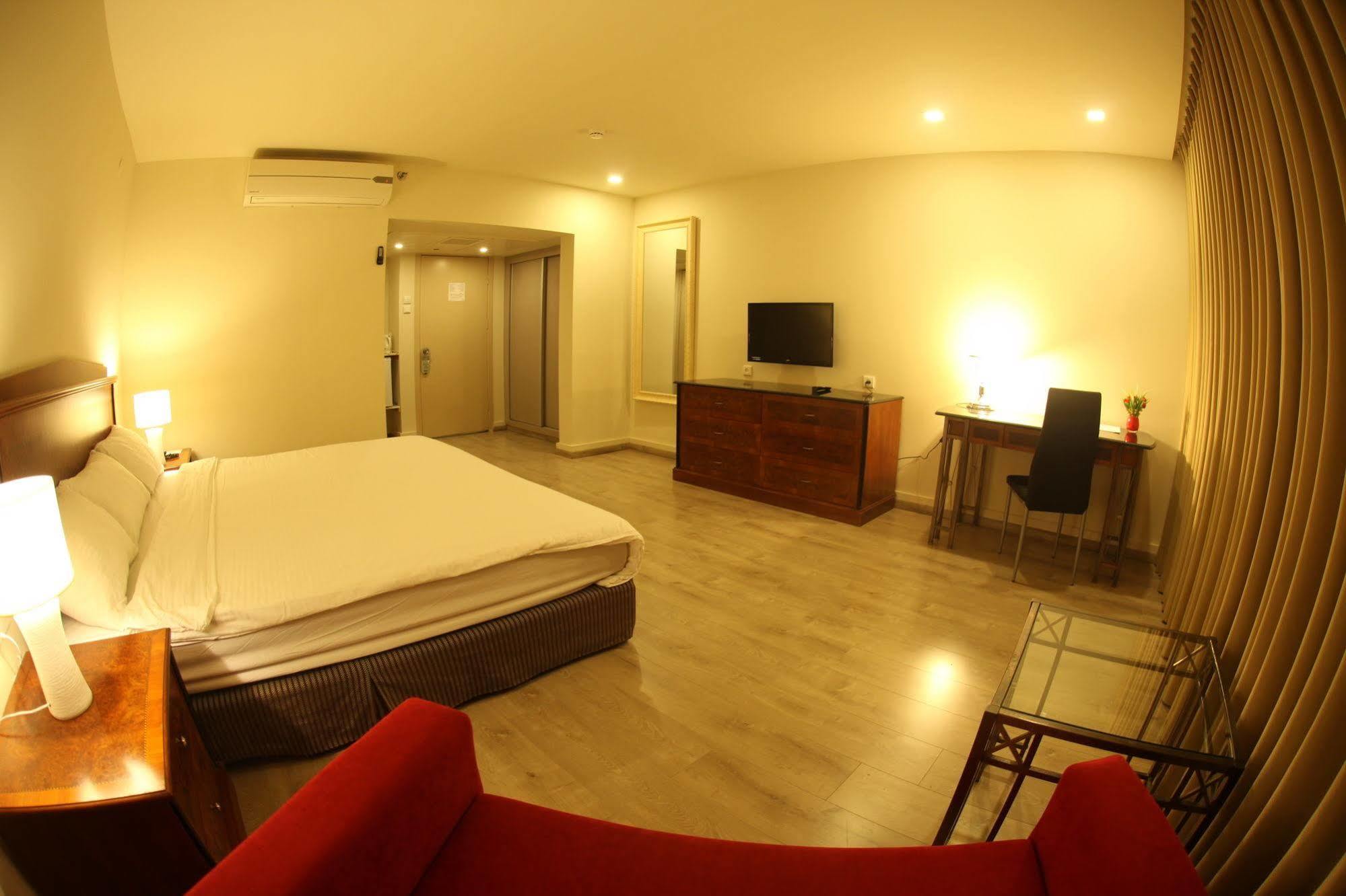 Avia Hotel & Resort Yehud-Monosson Exterior photo