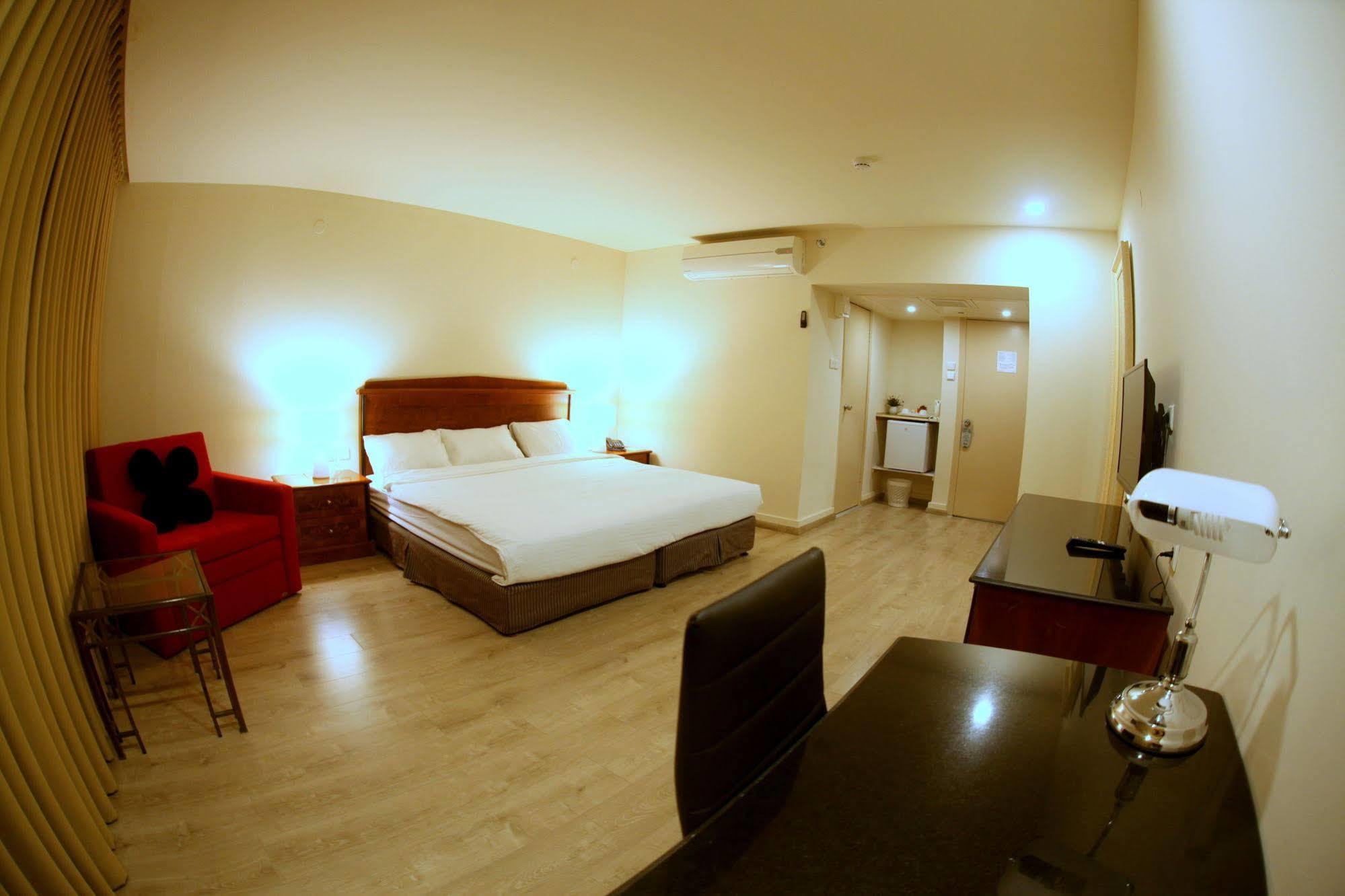 Avia Hotel & Resort Yehud-Monosson Exterior photo