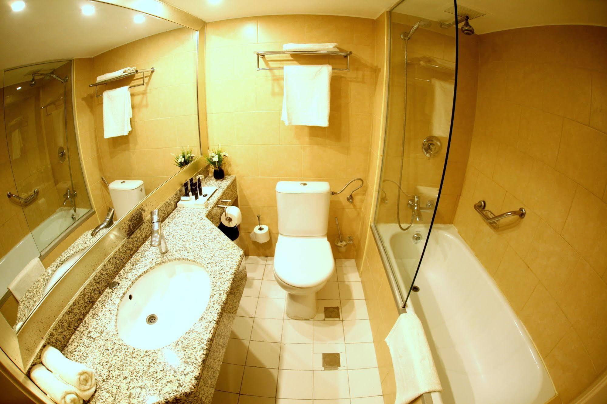 Avia Hotel & Resort Yehud-Monosson Exterior photo